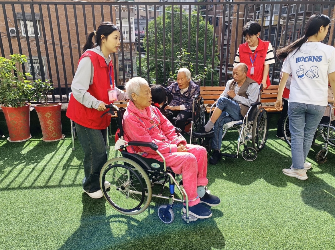 华商会情系孤寡老人，传递温暖与关爱