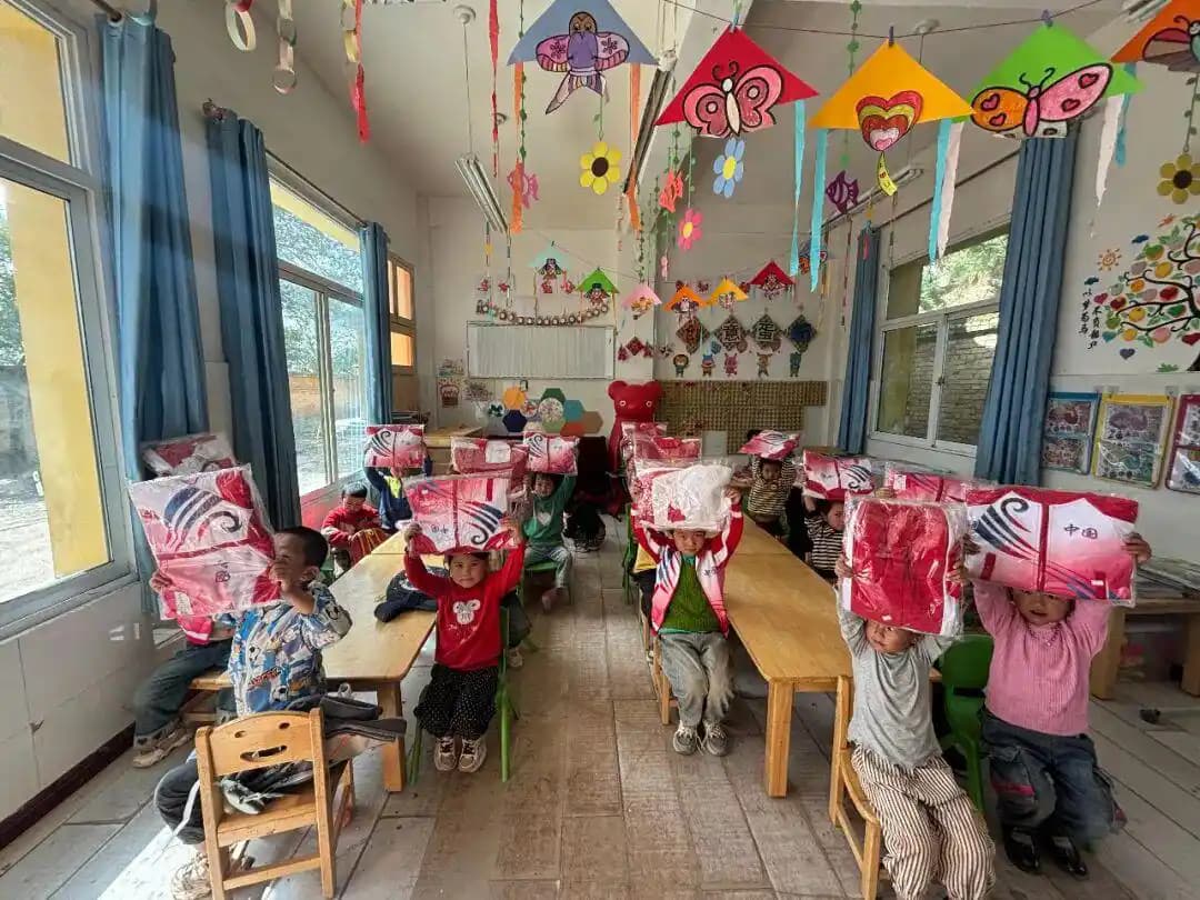 2025年情暖校园爱传远方：聚商会公益行温暖满江村小学